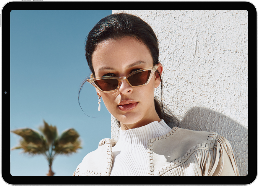 Abbildung eines iPads welches einen Portrait shot einer Frau mit Sonnenbrille zeigt